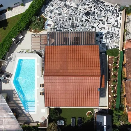 ヴィラ Ivona With Heated Pool In